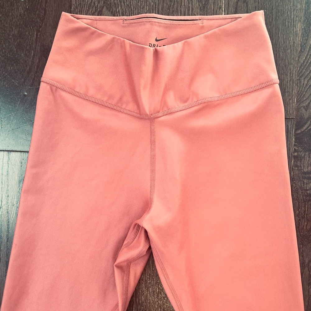 Women’s Nike Dri Fit Sheen 7/8 Leggings in Pink - Picture 4 of 5